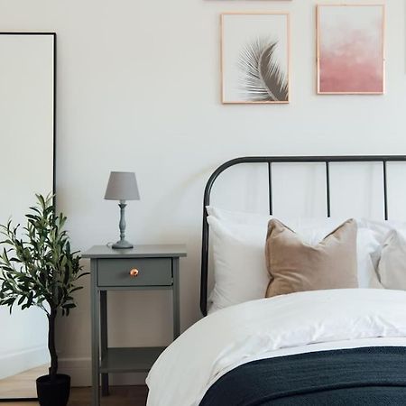 Stylish 2 Bedroom Flat In Ilford, London Bagian luar foto