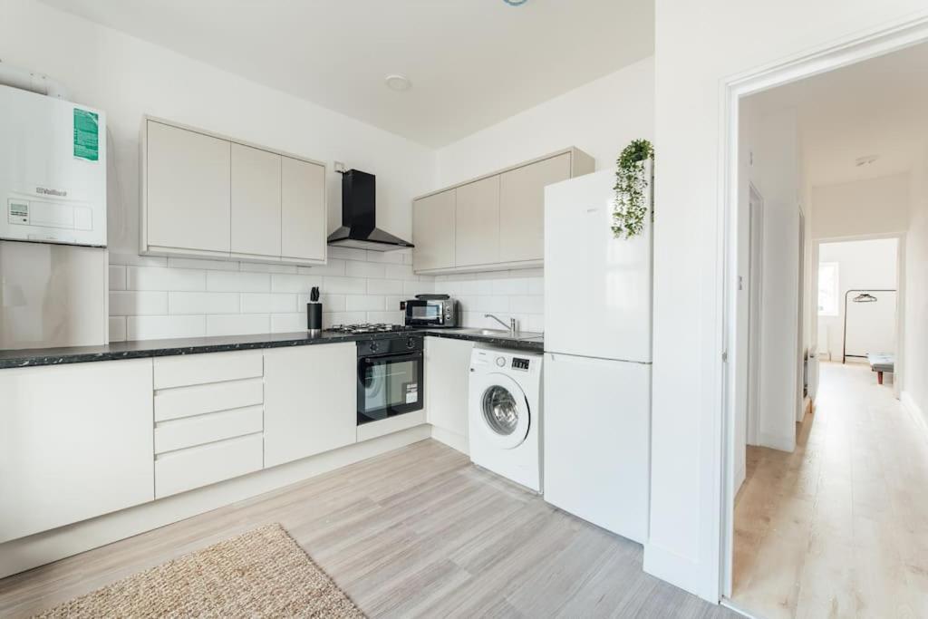 Stylish 2 Bedroom Flat In Ilford, London Bagian luar foto