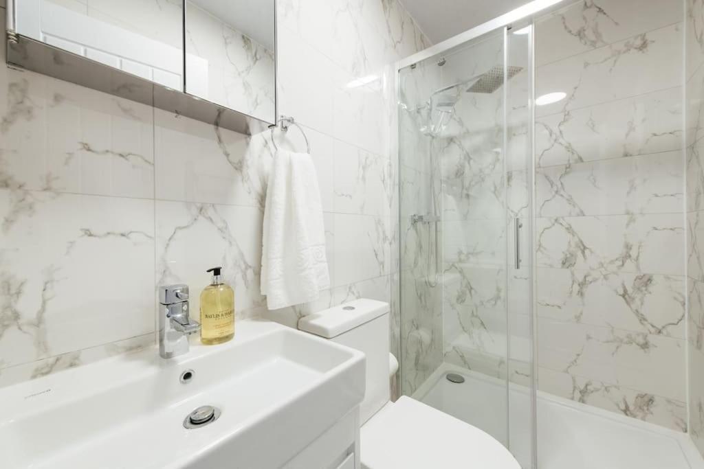 Stylish 2 Bedroom Flat In Ilford, London Bagian luar foto