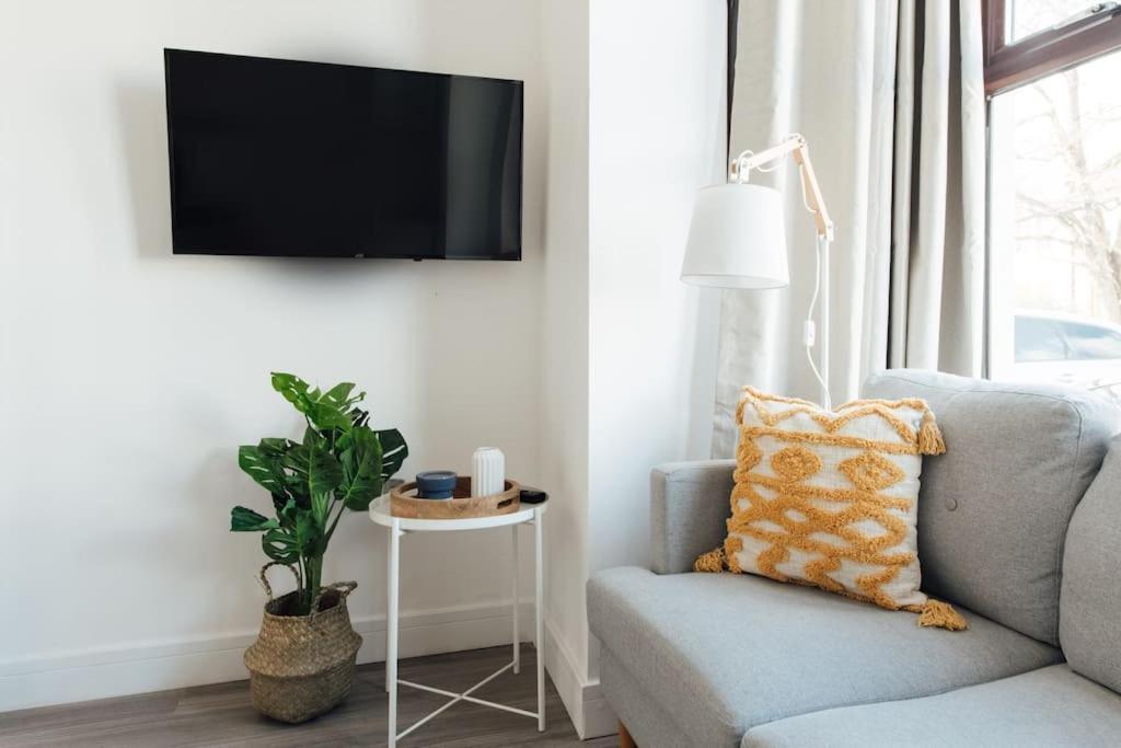 Stylish 2 Bedroom Flat In Ilford, London Bagian luar foto